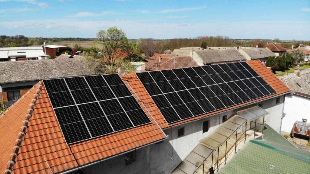 8 kw solarnih panela na krovu kuće